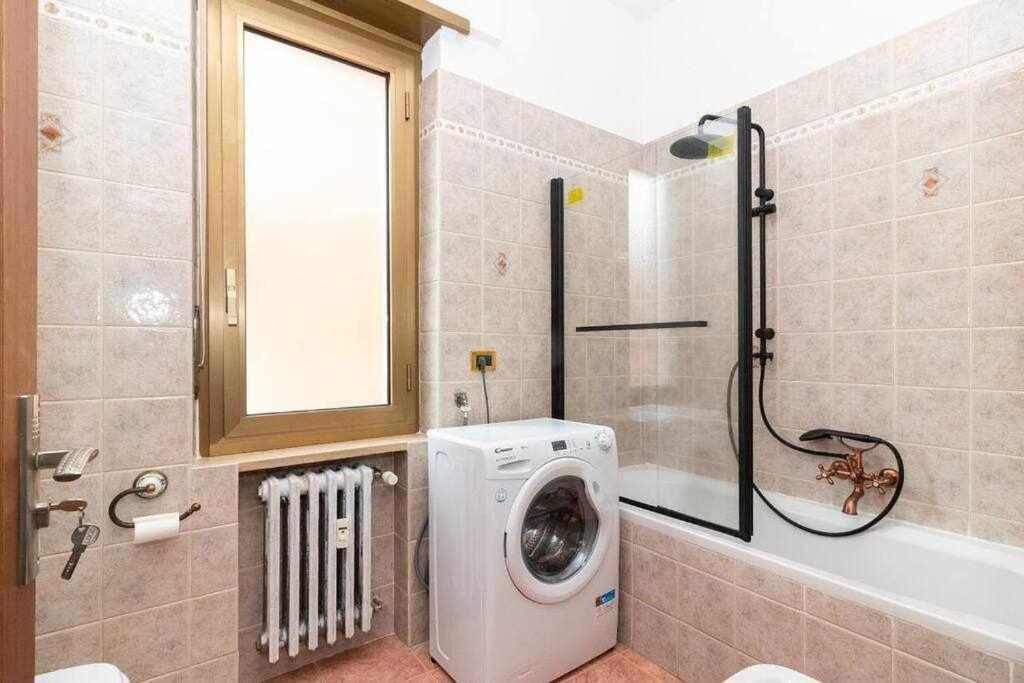 Appartamento A Pochi Passi Dalla Stazione Comodo A Coppie E Famiglie, Casa Ferrucci Коленьо Екстериор снимка